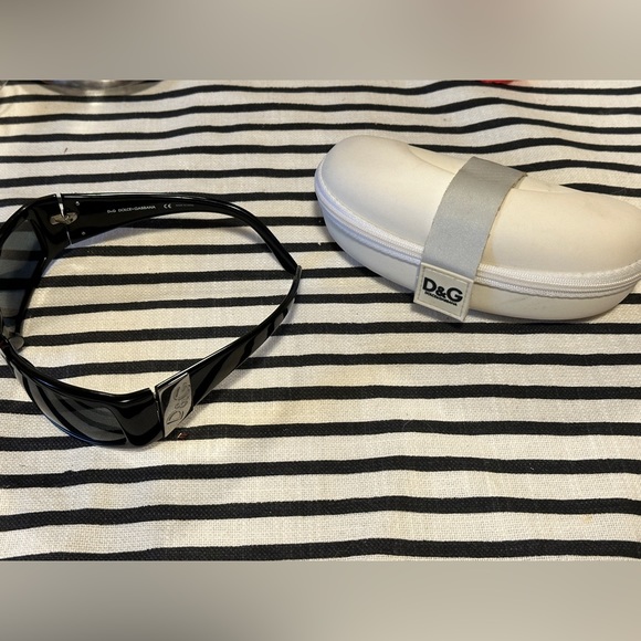 LIGHTLY used DOLCE AND GABBANA black sunglasses. ORIGINAL box included. - Picture 4 of 9